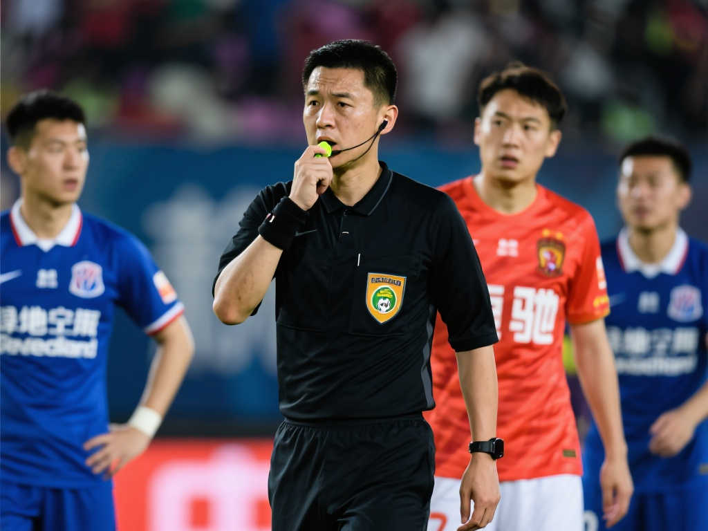 中超裁判如何维护赛场公平?深度解析职责与行为准则 中超裁判如何维护赛场公平?深度解析职责与行为准则